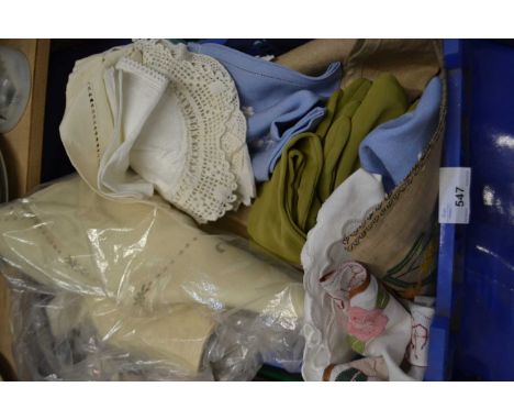 Mixed quantity of textiles to include napkins, handkerchiefs, ladies gloves etc