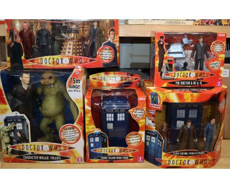 Doctor Who - Character Options - Flight control Tardis &amp; figures 02477, Doctor &amp; RC K-9 01951, Tardis talking money b