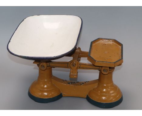 A set of kitchen scales and weights to weigh 14Ib