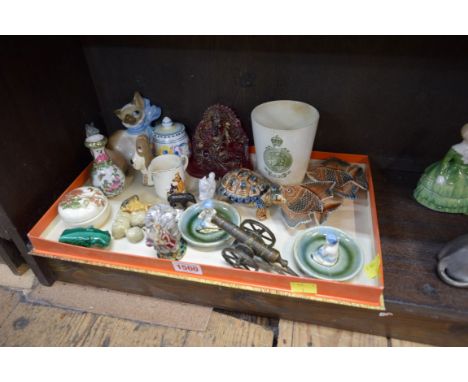 A mixed group of small ceramic items, and similar. 