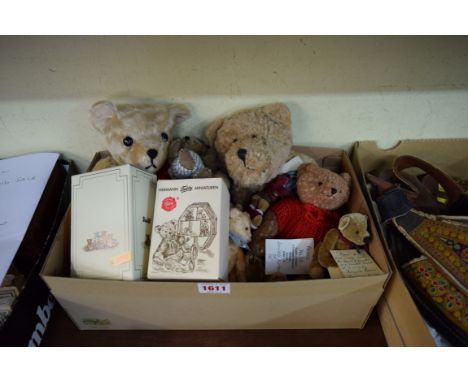 A small quantity of modern teddy bears, to include two small boxed Steiff examples.