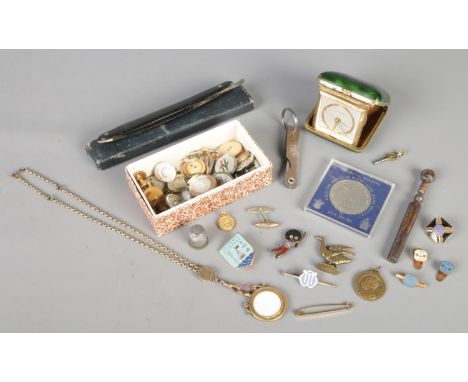 A small quantity of collectables. Includes cut throat razor, cuff links, railway buttons, Art Deco travelling clock, etc.  