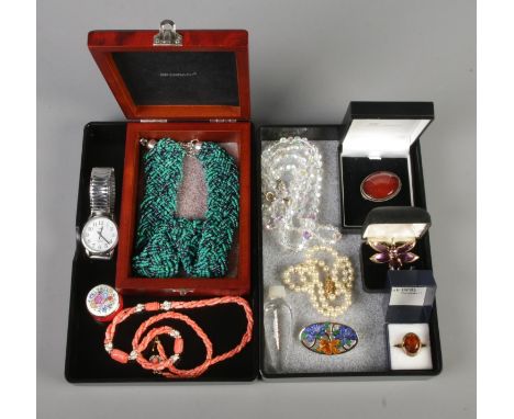 A collection of costume jewellery, to include large beaded necklace, hand painted ceramic pill box, large polished stone broo