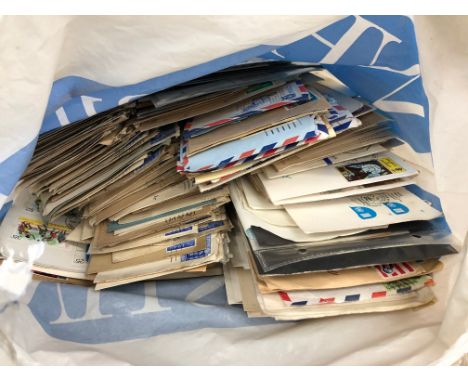 COVERS world and GB, about 600 in carrier bag much from the 1930s - 50s period with commercial, philatelic and the odd PS ite