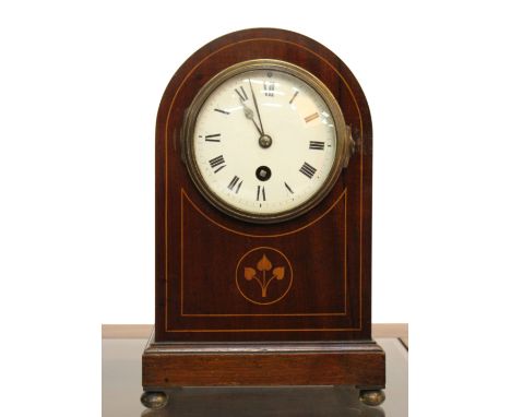 An Edwardian mahogany cased arched top mantel timepiece with single train drum movement and enamel dial, h: 26cm, w: 17cm