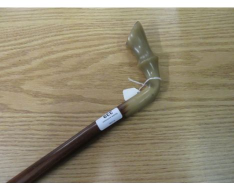 Mahogany walking stick with horn grip, and ferule (H91.5cm) 