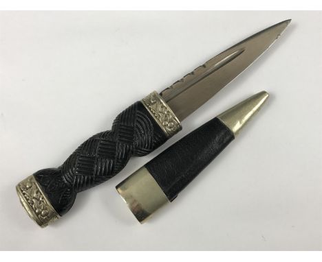 A 20th Century British Army style Highland sgian dubh, the pommel cap bearing an Imperial Crown in high relief