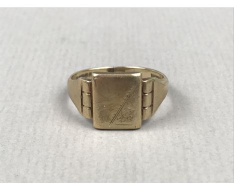 A gentleman's 9ct gold signet ring, having a rectangular face with engraved floral decoration and moulded shoulders, 4.9g