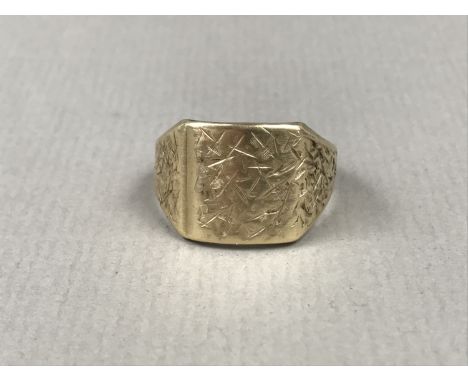 A gentleman's 9ct gold signet ring, having scored decoration to the face and shoulders, 10g