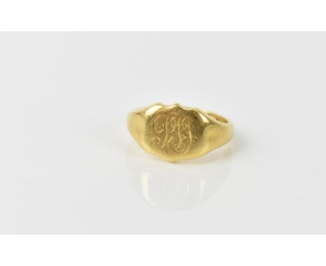 An 18ct yellow gold engraved signet ring, size F, 4.7 grams 