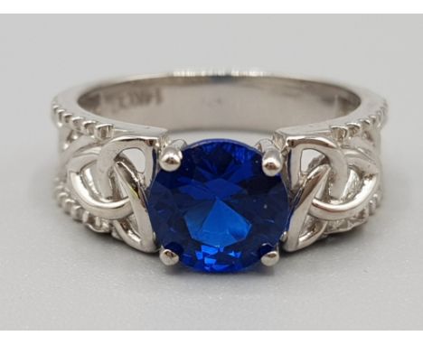 Brand new ex display 14ct gold &amp; blue stone ring, size K, 3.4g