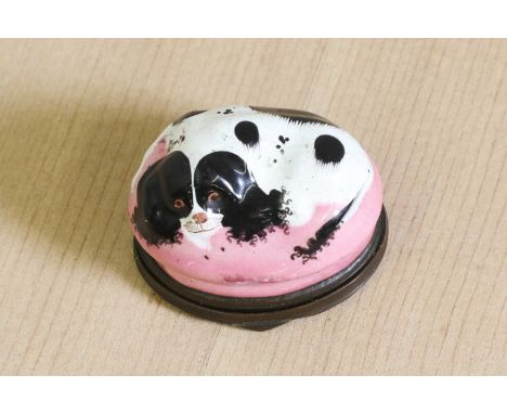 An enamel patch box in the form of a spaniel,18th century, Bilston, with a clear glass hinged cover to the base,4cm wide3cm d