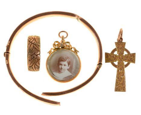 A 9ct gold cross, 34mm, marks rubbed, a 9ct gold bangle, a 9ct gold wedding band and a 9ct gold double sided glass locket, 16