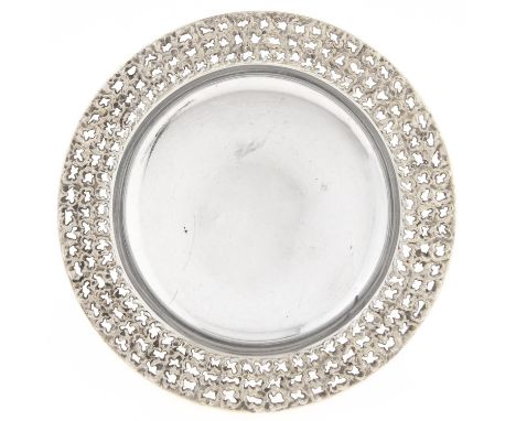 Stuart Devlin. An Elizabeth II parcel gilt silver dish,&nbsp;on ring foot, 11.5cm diam, maker's mark, London 1971, 3ozs 15dwt