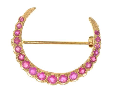 A ruby crescent brooch in Victorian style, in 9ct gold, 27mm, maker HBJ, London 2007, 3.3g  Good condition