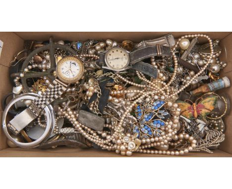 Miscellaneous vintage costume jewellery, to include an embossed pewter mounted metal brooch set with a Ruskin type amber glaz