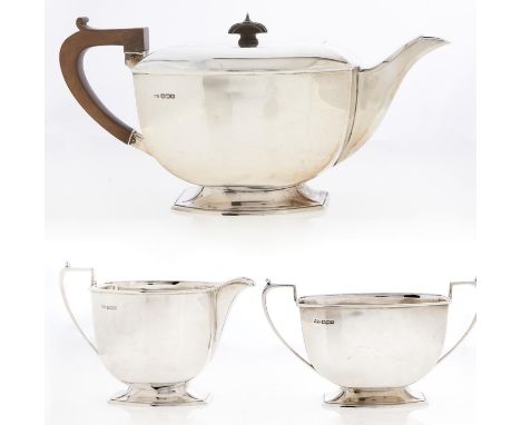 A George VI three piece silver tea service, teapot 13cm h, by Frank Cobb, Sheffield 1939, 33ozs 15dwts  No engraving, light p