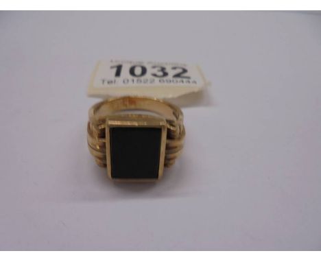 A 9ct gold gent's ring set onyx, size Y, 14.6 grams.