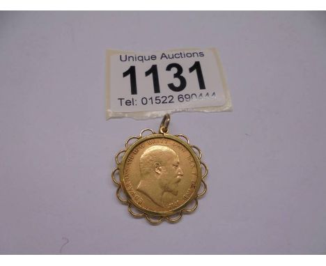 An Edward VII gold sovereign in a 9ct gold pendant mount.