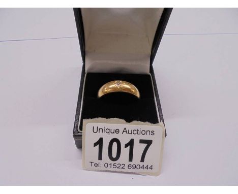 An 18ct gold ring with central diamons, size W half, 9.62 grams,