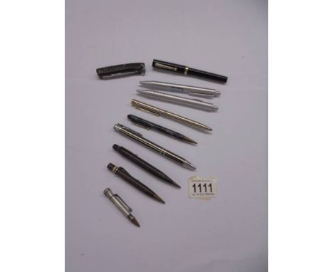 A mixed lot of vintage pens and pencils.