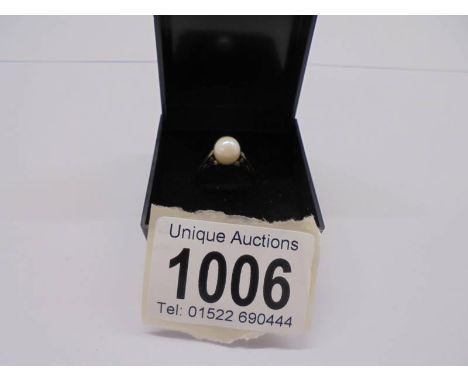 A 9ct gold ring set single pearl, size I half, 2 grams.