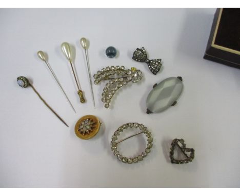 Jewellery to include a yellow metal brooch set with an opal and diamonds 