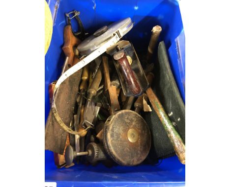BLUE CRATE OF HAND TOOLS INCLUDING RECORD NO.04.5 PLANE, 102 PLANE, RABONE MEASURES, TENON SAW, ETC.