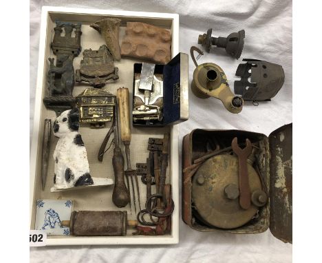 INTERESTING TRAY OF MISCELLANEOUS INCLUDING 18TH AND 19TH CENTURY KEYS, A BOXED WILKINSON RAZOR, AIR AND RAGGED STAFF DOOR KN