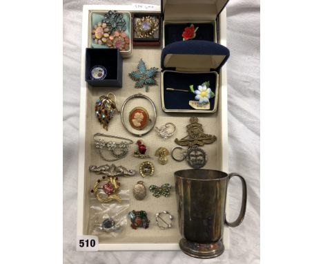 TRAY OF VARIOUS COSTUME JEWELLERY, ENAMEL BROOCHES, SILVER BANGLE, EPNS TANKARD 