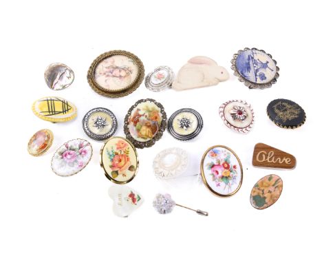 Twenty vintage brooches. Including ceramic Delft and Royal Worcester examples, a pierced mother-of-pearl example, etc.