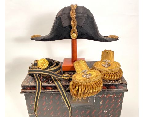 Royal Navy Officer cocked hat, epaulettes and belt boxed set  A good group attributed to Captain T.G.B. Pearce RN. ADCCompris