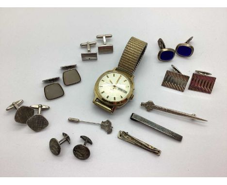 A Collection of Gent's Accessories, to include a hallmarked silver tue pin with engine turned decoration, inlaid cufflinks st