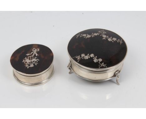 George V silver trinket box of circular form, hinged cover with inset tortoiseshell panel and inlaid silver floral garlands, 