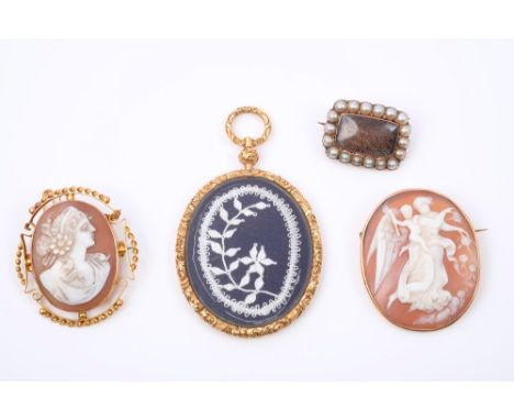 George III mourning brooch with split pearl border, 19th century locket pendant containing lace panel within a yellow metal f