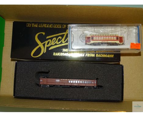 N GAUGE - PAIR OF AMERICAN OUTLINE RAILCARS - comprising a SPECTRUM DOODLEBUG and a BACHMANN TROLLEY CAR - VG / E in G/VG box