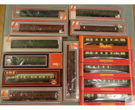 OO GAUGE - SELECTION OF PASSENGER COACHES by HORNBY, LIMA and AIRFIX - G/VG in F/G boxes (14)