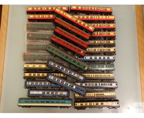 OO GAUGE - COLLECTION OF UNBOXED COACHES by HORNBY, LIMA, LILIPUT etc as lotted - G/VG in G boxes (26 unboxed, 4 boxed)