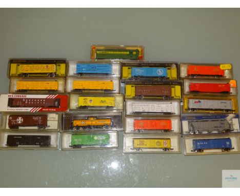 N GAUGE - GROUP OF AMERICAN OUTLINE FREIGHT CARS by BACHMANN, ATLAS etc -VG/E in G/VG boxes (21)