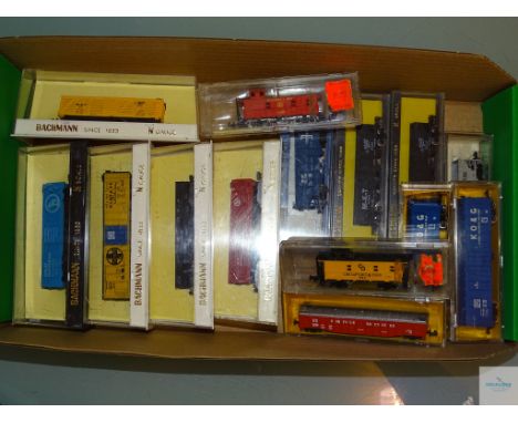 N GAUGE - GROUP OF AMERICAN OUTLINE FREIGHT CARS - BACHMANN and others - G/VG in G boxes - 14