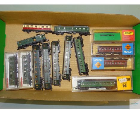 N GAUGE - GROUP OF EUROPEAN OUTLINE PASSENGER COACHES BY ROCO, FLEISCHMANN and others together with a MINTRIX wheel cleaning 