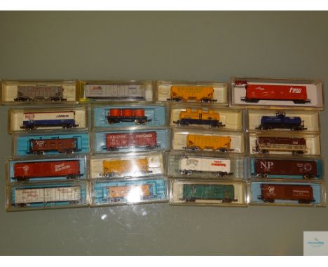 N GAUGE - GROUP OF AMERICAN OUTLINE FREIGHT CARS by BACHMANN, ATLAS etc -VG/E in G/VG boxes (20)