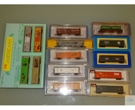 N GAUGE - GROUP OF AMERICAN OUTLINE FREIGHT CARS by BACHMANN, ATLAS etc -VG/E in G/VG boxes (14 wagons in 11 boxes)