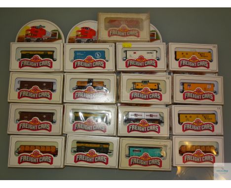 N GAUGE - GROUP OF AMERICAN OUTLINE FREIGHT CARS by BACHMANN - VG in G/VG boxes (17)