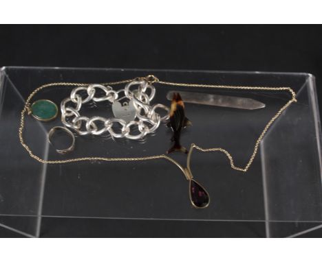 A mixed lot of jewellery including silver gate bracelet with padlock heart shaped clasp, silver ring, yellow metal stone set 