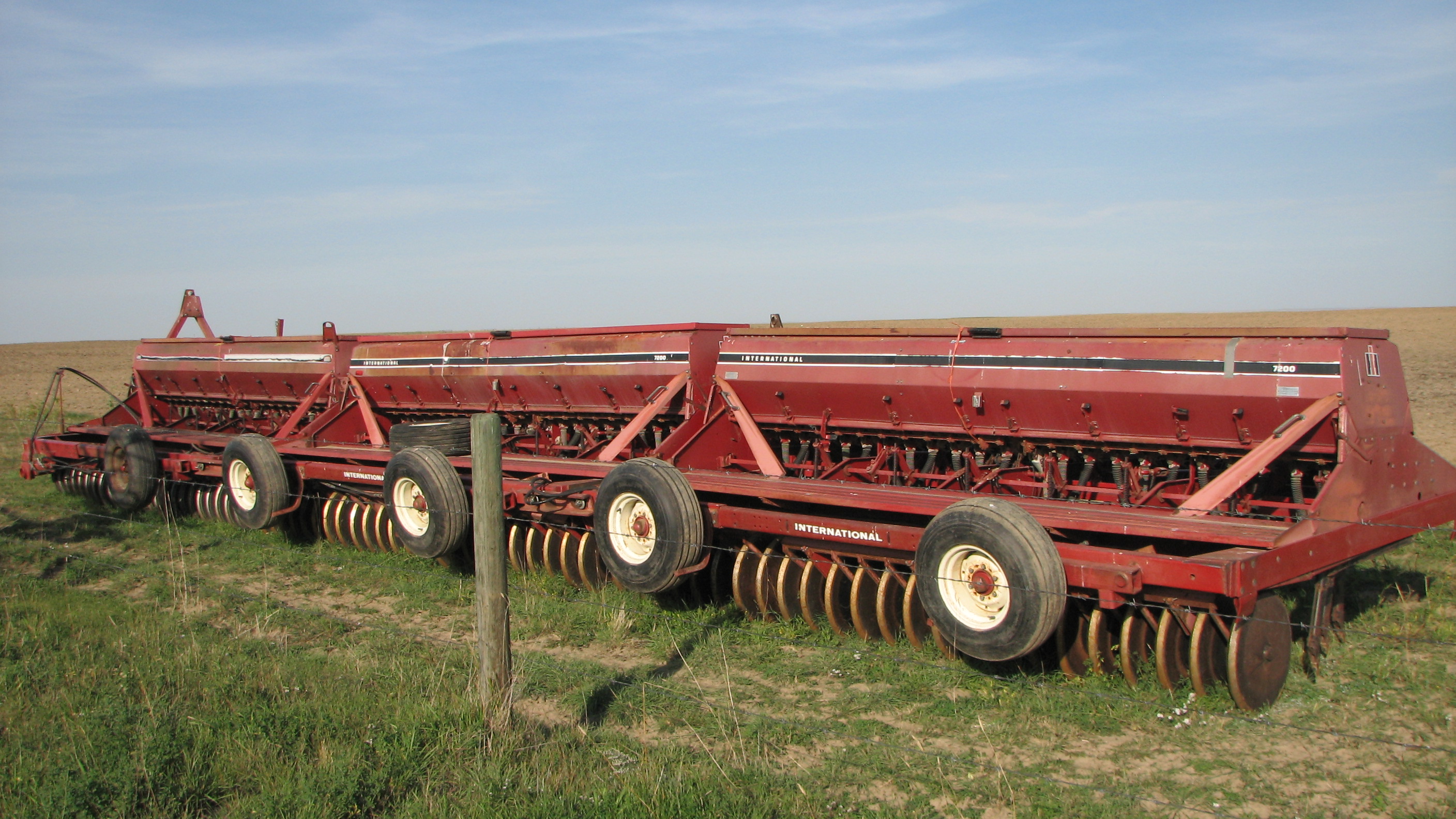 IH 7200 Hoe drill / 3 14' drills with transport seed boxes clean and