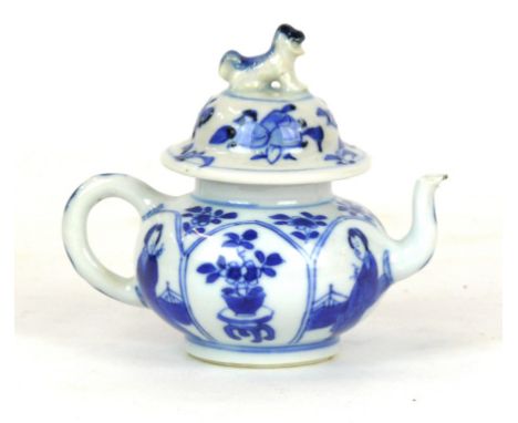 A Chinese porcelain blue and white glazed teapot, 18th/19th Century 
Of small circular rounded form, surmounted by a domed an