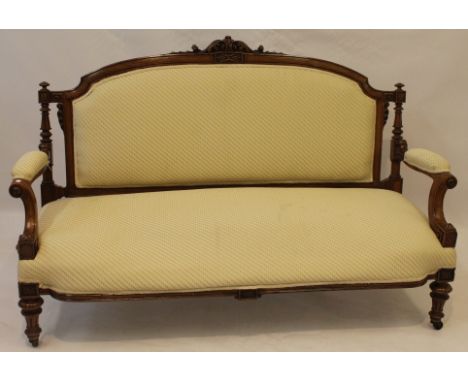 A fine quality Victorian carved walnut show wood framed sofa
Sympathetically re-upholstered in a nice quality cream fabric, t