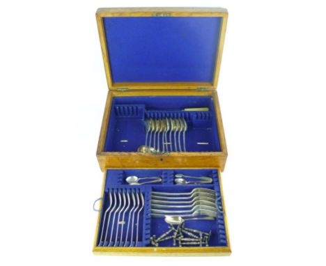 An Edward VII hallmarked silver flatware service
Comprising ten dessert spoons, eight dessert forks, six dinner forks, six si