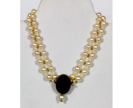 An elegant pearl double string choker necklace
Both strings alternating with large and small pearls, the 18ct yellow gold cla